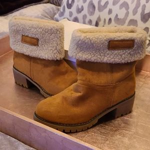 NIB NEW 9 Sherpa trimmed camel ankle booties boots